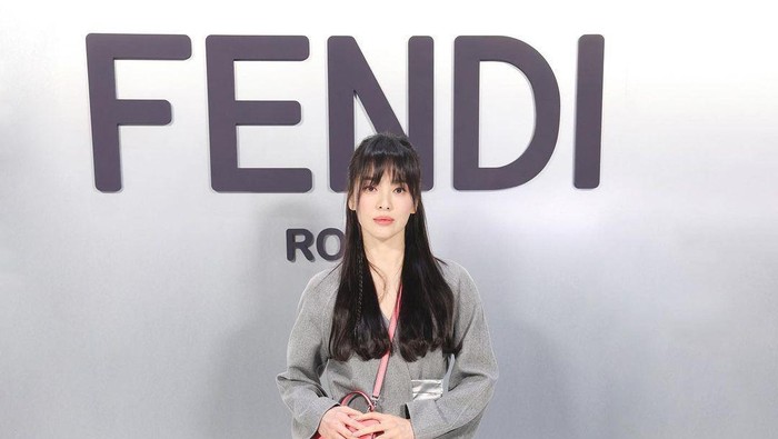 img-title Potret Menawan Song Hye Kyo Saat Menghadiri Fendi Show di Milan, Tampil Manis dan Awet Muda!