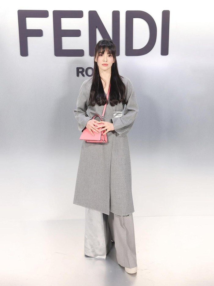 Song Hye Kyo saat menghadiri acara Fendi FW 23 Show di Milan