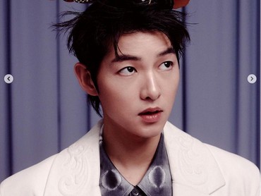 img-title Unggahan Terbaru Song Joong Ki Usai Ajak Katy Louise Saunders ke Eropa