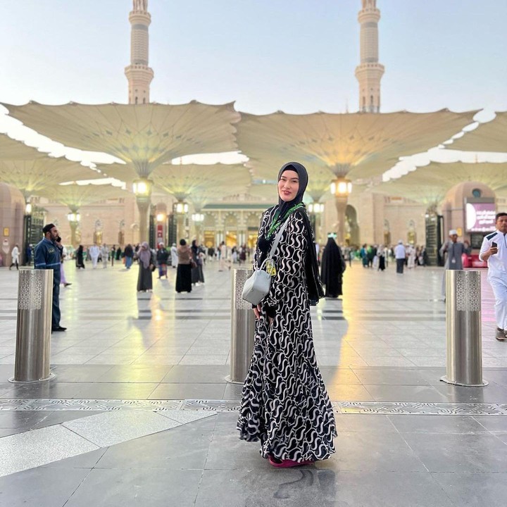 <p>Belum lama ini, Stevie Agenecya bagikan potret di media sosial Instagram, Bunda. Dalam postingan tersebut, ia terlihat sedang menjalani ibadah umrah. (Foto: Instagram @steviagnecya)<br /><br /><br /></p>