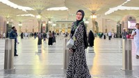 <p>Belum lama ini, Stevie Agenecya bagikan potret di media sosial Instagram, Bunda. Dalam postingan tersebut, ia terlihat sedang menjalani ibadah umrah. (Foto: Instagram @steviagnecya)<br /><br /><br /></p>
