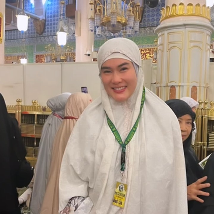 <p>Selain ibadah umrah, penampilan Stevie yang banyak berubah juga menjadi sorotan nih, Bunda. (Foto: Instagram @steviagnecya)<br /><br /><br /></p>