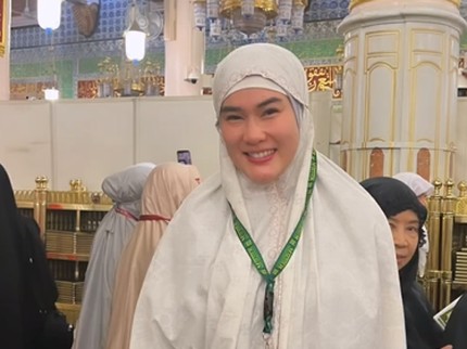 7 Potret Stevi Agnecya Mantan Istri Samuel Rizal Umrah Pertama Kali Usai Jadi Mualaf