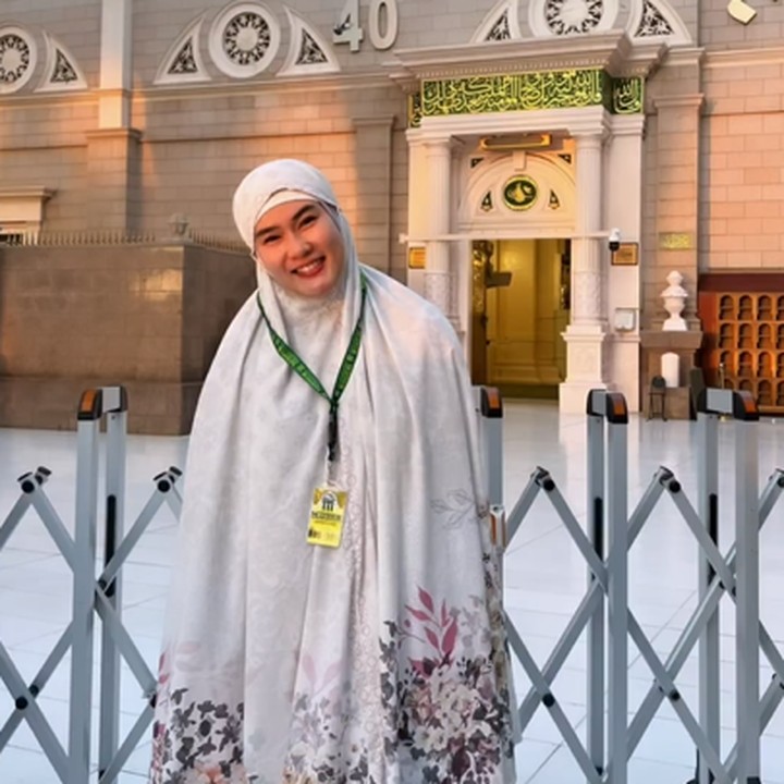 <p>Momen saat berada di Masjidil Haram, Madinah, turut ia bagikan, Bunda. <em>"#masyaallahtabarakallah</em> sungguh Indah," tulisnya dengan rasa penuh syukur sebagai caption, dikutip dari akun @steviagnecya. (Foto: Instagram @steviagnecya)<br /><br /><br /></p>