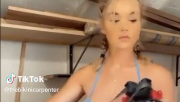 Viral Tukang Kayu Pakai Bikini, Dihujat Netizen Cari Sensasi