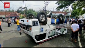 VIDEO: Ditabrak Mobil Box, Ambulans Bawa Bayi Berusia 3 Hari Terbalik