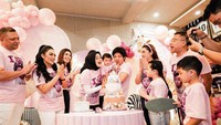 <p>Di acara ultah Ameena ini, keluarga Aurel dan Atta kompak mengenakan kaus berwarna pink dengan tulisan '1st Birth Day' dan foto menggemaskan Ameena. (Foto: Instagram @aurelie.hermansyah/ @krisdayantilemos)</p>