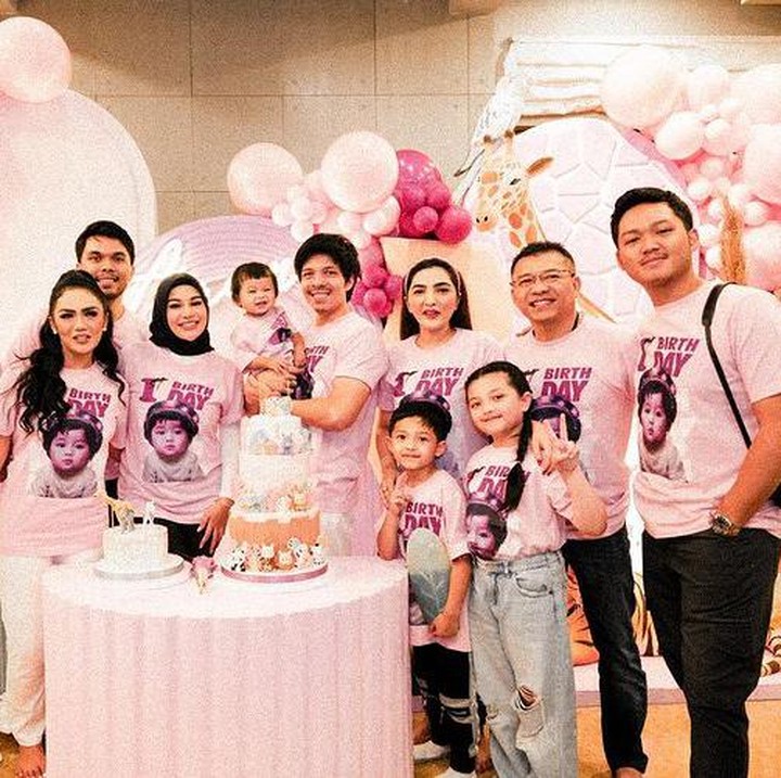 <p>Atta dan Aurel mengadakan perayaan sederhana ultah Ameena di rumah. Turut hadir keluarga besar Aurel, yakni keluarga Krisdayanti dan Anang Hermansyah. Sementara dari keluarga Atta, tampak dihadiri adiknya Thariq Halilintar. (Foto: Instagram @aurelie.hermansyah/ @krisdayantilemos)</p>