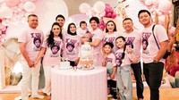 <p>Atta dan Aurel mengadakan perayaan sederhana ultah Ameena di rumah. Turut hadir keluarga besar Aurel, yakni keluarga Krisdayanti dan Anang Hermansyah. Sementara dari keluarga Atta, tampak dihadiri adiknya Thariq Halilintar. (Foto: Instagram @aurelie.hermansyah/ @krisdayantilemos)</p>