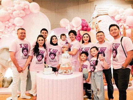 7 Potret Perayaan Ultah Pertama Ameena Anak Atta-Aurel, Hangat Bersama Keluarga Inti