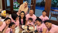 <p>Putri semata wayang Atta Halilintar dan Aurel Hermansyah, Ameena Hanna Nur Atta, merayakan ulang tahun pertamanya pada 22 Februari 2023. Perayaan ultah ini terasa hangat dirayakan bersama keluarga inti, Bunda. (Foto: Instagram @aurelie.hermansyah/ @krisdayantilemos)</p>