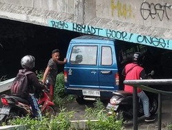 Viral Minibus Nyangkut di Jembatan Jalan Jogja-Solo Prambanan, Kok Bisa?