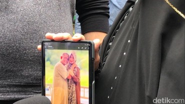 img-title Ini Foto Mesra Umi Yuni & Abah Agam yang Bikin Hati Ibu Ustaz Arifin Ilham Hancur
