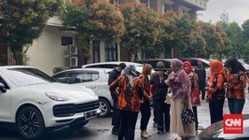Hadiri Sidang Cerai, Venna Dikawal Perempuan Berseragam PP