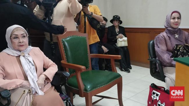Ibunda Ferry Irawan, Hariati, tampak tak ingin banyak berkomunikasi saat bertemu menantunya, Venna Melinda, di sidang perceraian, Kamis (23/2).