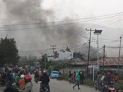 Massa di Wamena Lakukan Pembakaran-Serang Polisi gegara Isu Penculikan Anak