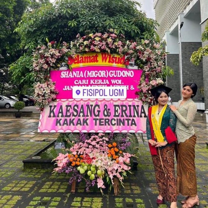 <p>Erina juga memberikan pujian dan kalimat manis untuk adiknya nih, Bunda. "@kaesang papan bungan paling terpampang nyata dari Mas Kaesang. Sekali lagi selamat Shania sayang. <em>Proud of you</em>," tulisnya, dikutip dari akun @erinagudono. (Foto: @shaniagudono dan @erinagudono)<br /><br /><br /></p>