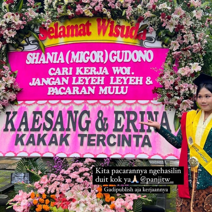 <p>Dalam potret yang dibagikan, Erina terlihat anggun menemani sang adik. Di sana, terlihat juga karangan bunga sebagai bentuk ucapan darinya dan sang suami, Kaesang Pangarep. (Foto: @shaniagudono dan @erinagudono)<br /><br /><br /></p>