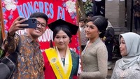 <p>Dalam potret tersebut, diketahui bahwa adikanya baru saja menyelesaikan pendidikan S1. Ia lulus dengan predikat cum laude dan menjadi sarjana Ilmu Politik. (Foto: @shaniagudono dan @erinagudono)<br /><br /><br /></p>