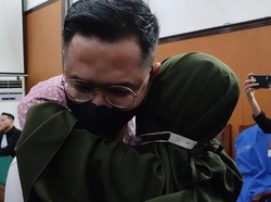 Haru Sebelum Sidang Vonis, AKP Irfan Cium Anak-Peluk Ortu