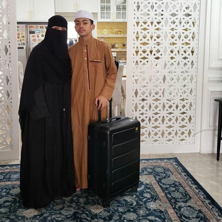 <p>Ya, Umi Pipik membagikan bahwa ia akan berpisah untuk sementara waktu dari si bungsu Bilal. Ini karena putranya akan pergi ke Tarim, sebuah kota di Yaman, untuk menimba ilmu agama. (Foto: Instagram @_ummi_pipik_)<br /><br /><br /></p>