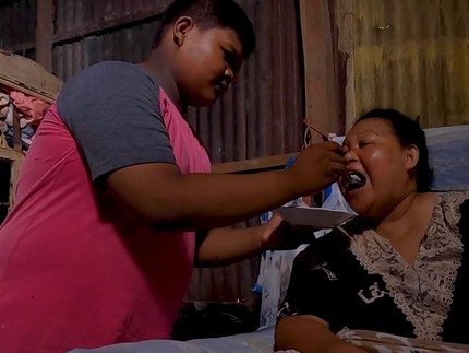 Perjuangan Babil, Remaja Mandiri Cari Nafkah dan Urus Ibu yang Tak Berdaya