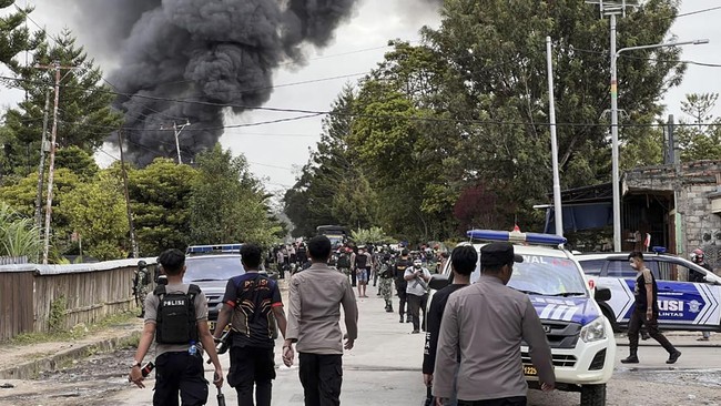 Kerusuhan bermula dari kemunculan isu penculikan anak. Kericuhan meletus ketika aparat mencoba bernegosiasi tetapi diserang oleh massa.