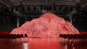'Gunung Kondom' Warnai Show Diesel di Milan Fashion Week
