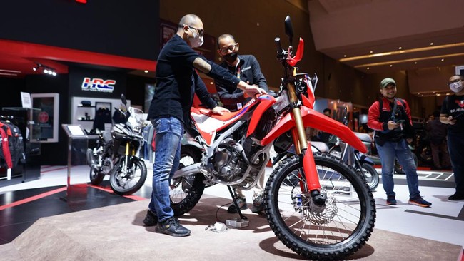 Honda CRF250L yang diluncurkan di IIMS 2023 hanya tersedia dalam satu varian warna, yakni Extreme Red.