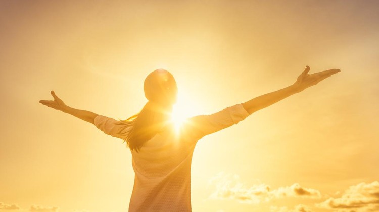 Ilustrasi Bahagia Setelah Bercerai Woman feeling full of positive energy.