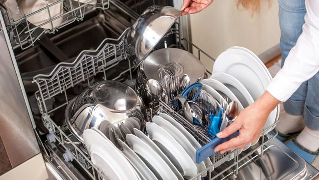 5 Peralatan Dapur Ini Nggak Boleh Dicuci Pakai Dishwasher, Yuk Catat!