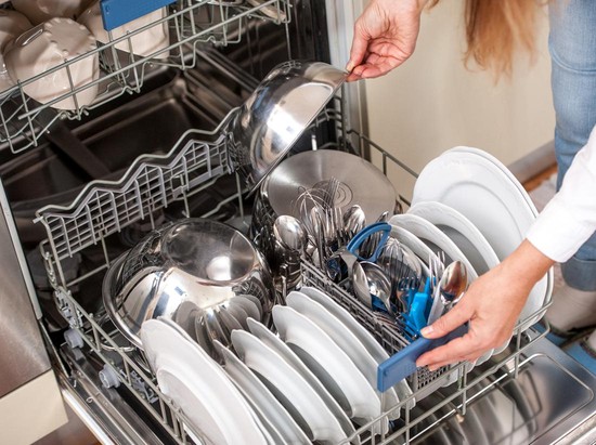 Dapur Custom Makin Rapi dengan Dishwasher yang Menyatu Total di Kabinet