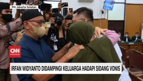 VIDEO: Irfan Hampiri Keluarganya di Ruang Sidang Sambil Menangis