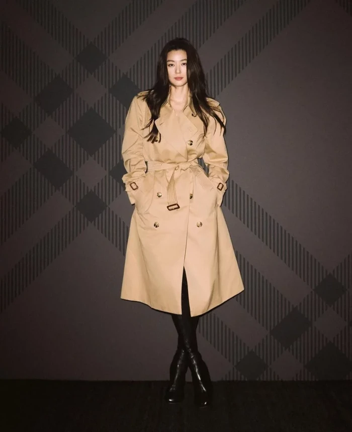 Jun Ji Hyun saat menghadiri Burberry 2023 F/W Collection Show di London