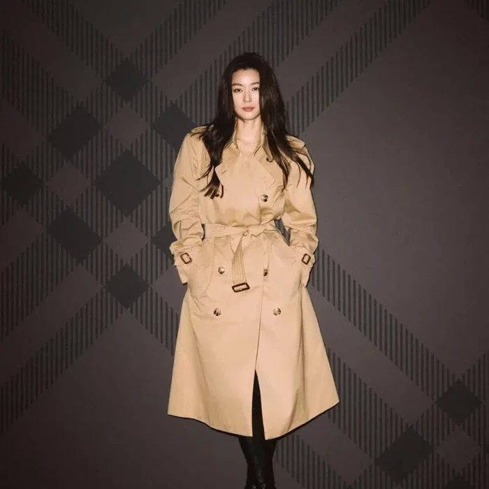 Jun Ji Hyun saat menghadiri Burberry 2023 F/W Collection Show di London