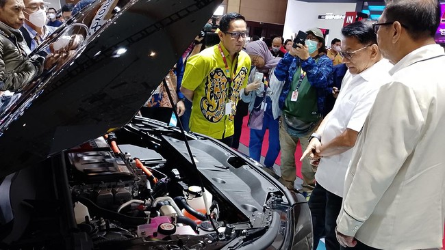 Kepala Staf Kepresidenan (KSP) Moeldoko mengunjungi IIMS 2023, Jumat, (24/2) sore.