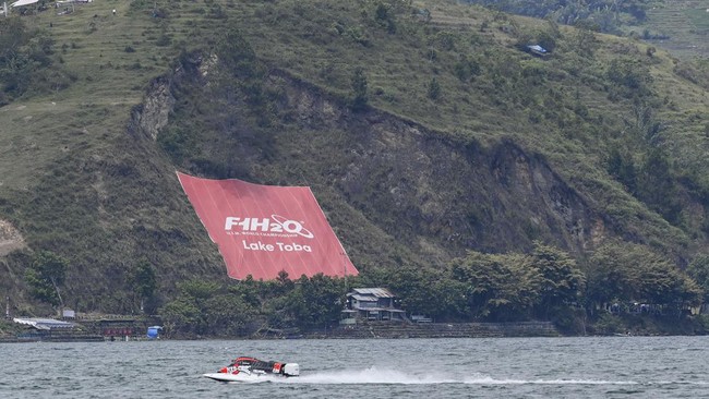 Menparekraf Sandiaga Uno menargetkan keuntungan dari Danau Toba sebagai tuan rumah Aquabike Jetski World Championship 2023 lebih besar dari F1Powerboat. 