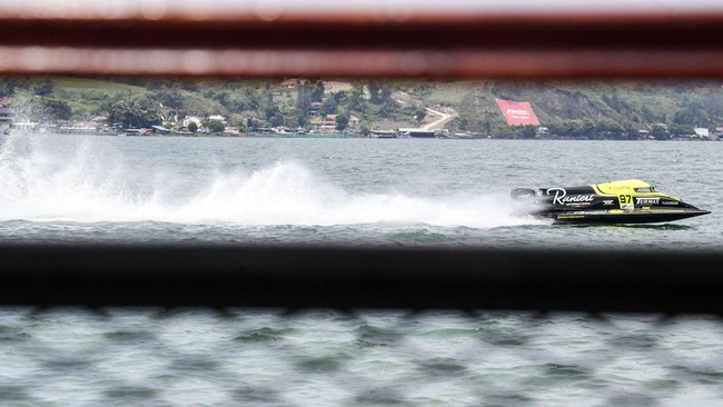 FOTO: Aksi Pembalap di Latihan Bebas F1 Powerboat Danau Toba