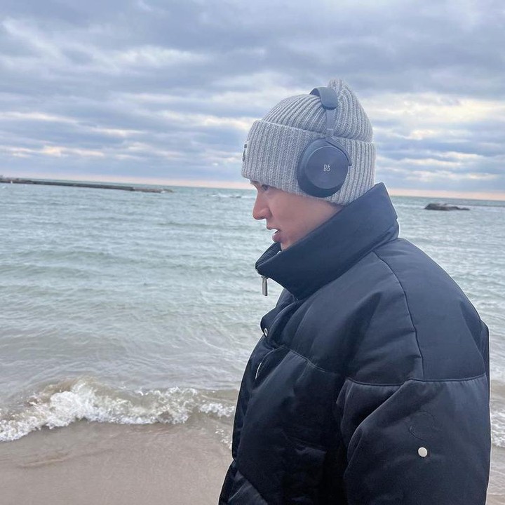 <p>Selain berbelanja, Lee Min Ho juga terlihat menikmati nuansa alam di sana nih, Bunda. Ia tampak mengunjungi salah satu pantai dan mengabadikan momen di sana. (Foto: Instagram @actorleeminho)</p>