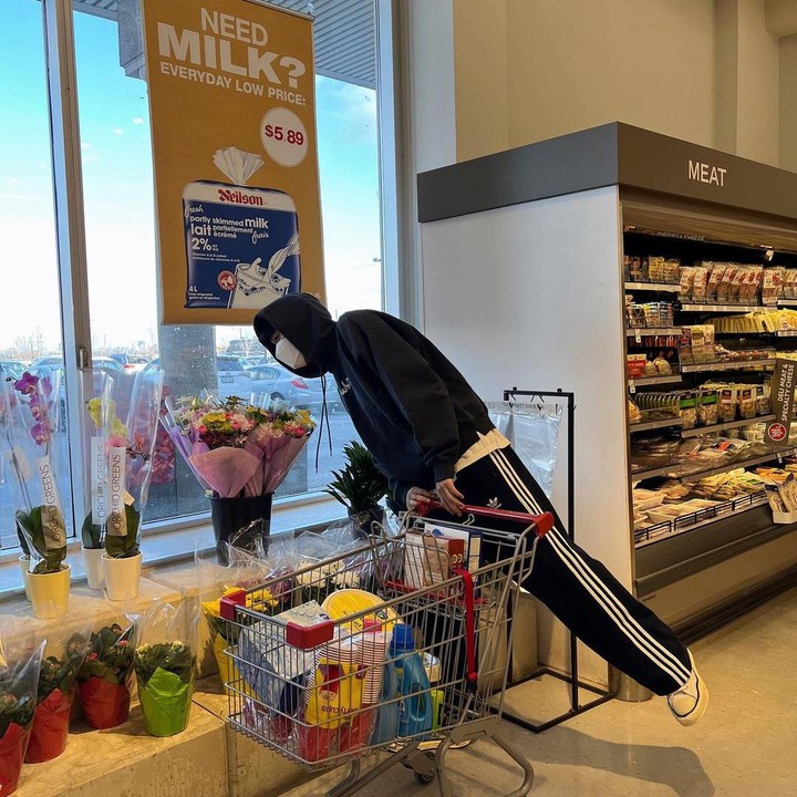 <p>Lee Min Ho menunjukkan momen berbelanja kebutuhan di sebuah supermarket. "<em>Walking to the market</em>," tulisnya, dikutip dari akun @actorleeminho. (Foto: Instagram @actorleeminho)<br /><br /><br /><br /></p>
