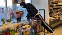 <p>Lee Min Ho menunjukkan momen berbelanja kebutuhan di sebuah supermarket. "<em>Walking to the market</em>," tulisnya, dikutip dari akun @actorleeminho. (Foto: Instagram @actorleeminho)<br /><br /><br /><br /></p>