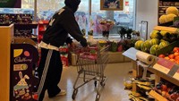 <p>Melalui media sosial Instagram, aktor kelahiran 35 tahun silam ini membagikan aktivitas di sana. Salah satunya belanja kebutuhan sehari-hari, nih. (Foto: Instagram @actorleeminho)<br /><br /><br /><br /></p>