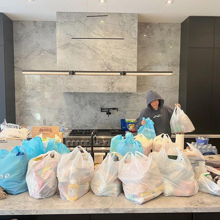 <p>Meski menjadi aktor ternama dan terkenal di Korea Selatan, mantan kekasih Bae Suzy ini menyiapkan barang-barang yang menjadi kebutuhannya secara mandiri nih, Bunda. (Foto: Instagram @actorleeminho)</p>
