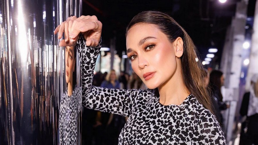 Luna Maya NEW YORK, NEW YORK - FEBRUARY 15: Luna Maya attends the Michael Kors Collection Fall/Winter 2023 Runway Show on February 15, 2023 in New York City. (Photo by Jamie McCarthy/Getty Images for Michael Kors)