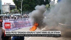 VIDEO: Massa Protes Tersangka Korupsi PLT Bupati Mimika Belum Ditahan