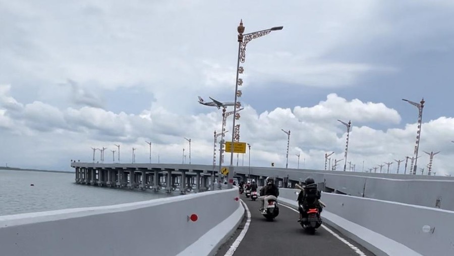Melintas di tol Bali Mandara dengan motor Melintas di tol Bali Mandara dengan motor
