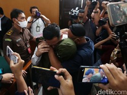 Divonis 10 Bulan Bui, AKP Irfan Widyanto Sujud di Kaki Ibunda