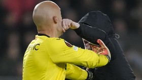 FOTO: Kiper Sevilla Marko Dmitrovic Baku Hantam dengan Suporter PSV