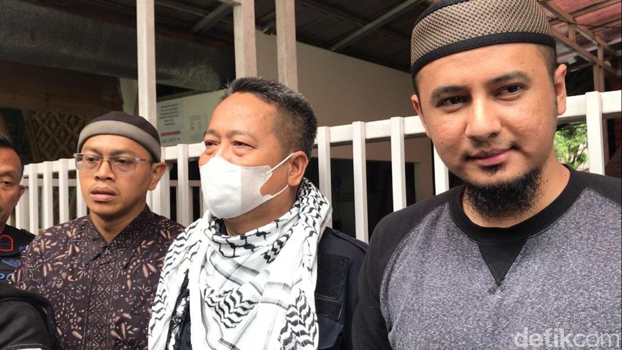 Naszmi Bawazier Nazmi Bawazier, ipar Ustaz Arifin Ilham