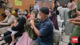 img-title AKP Irfan Bersimpuh di Kaki Ibunda Usai Divonis 10 Bulan Penjara